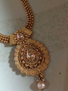 Elegant Gold Necklace with Pendant