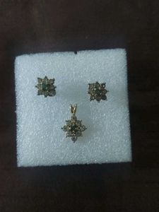 Elegant Flower Shaped Pendent Set