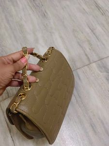 Chic Quilted Handbag with Gold Chain