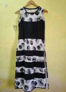 Sleeveless Black &amp; White Print kurti