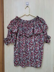 beautiful trendy top in excellent condition