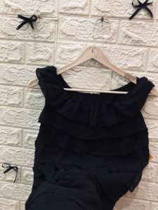 Chic Black Ruffle Dress🕶️👜