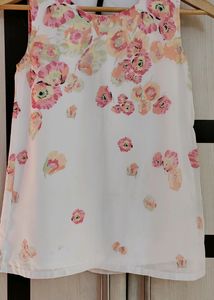 White Floral Sleevless Top By Hey