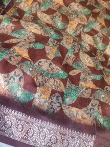 Stylish Printed Saree with matching earrings