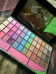 Colorful Eyeshadow & Blush Palette