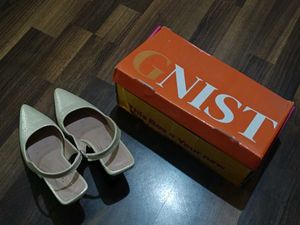 GNIST Golden Pointed Toe Heels with Strap