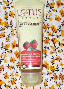Lotus Herbals Berry Scrub Face Wash