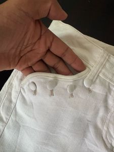 Chic 2000s White Cropped Embroidered Jeans