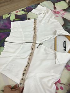 Chic White Cropped Zip-Up Top