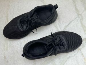 Black Skechers Sneakers