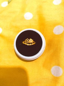 Cute Gold Ring with Flower Design