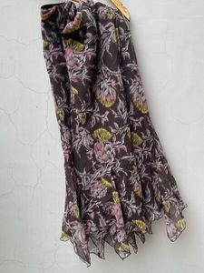 Chic Floral Print Saree