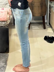 Light Distressed Denim Jeans (ripped)