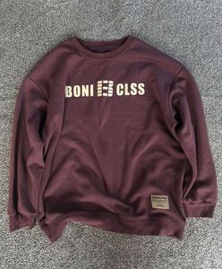 Comfortable Maroon "BONI CLSS" Sweatshirt