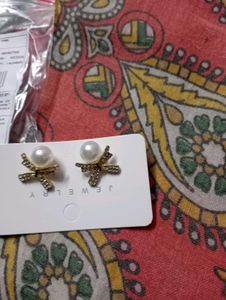 Sparkling Pearl Bow Earrings