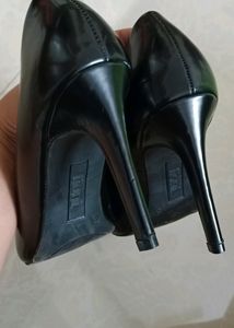 PRICE DROP Black Classic Shoes Heels