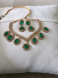 Stunning Emerald and Pearl Necklace Set