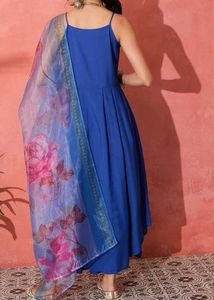 Trendy sleeveless suit with floral organza