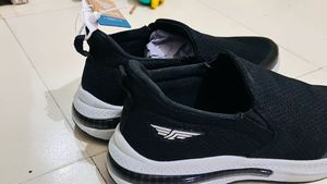Red tape Stylish Black Slip-On Sneakers