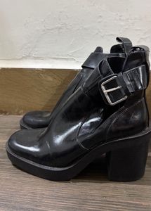 Chic Black Buckle Ankle Boots