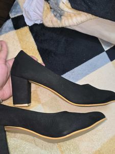 BLACK VELVET PUMP BLOCK HEEL