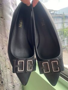 Elegant Black Pointed Toe Heels