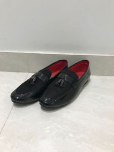 Stylish Black Loafers with Tassel Detail