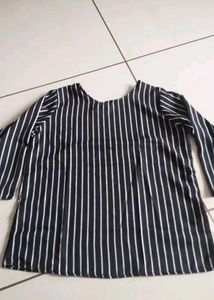 Chic Black &amp; White Striped Top