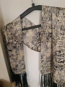 Stylish Scarf with Tassels