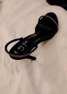 Elegant Black Heels with Rhinestones