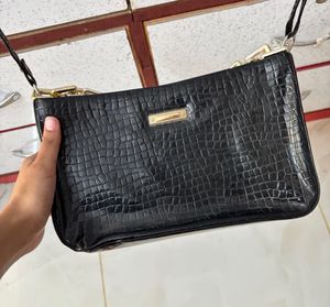 Chic Black Croc-Embossed Shoulder Bag