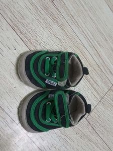 Cute Black &amp; Green Sneakers