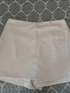 Chic white Skort