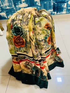 Chic Floral Print Saree