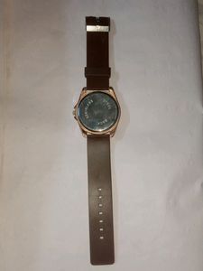 Men's ⌚ Brown Watch With Golden Dial.