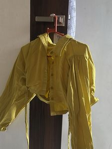 Chic Cropped Yellow Top