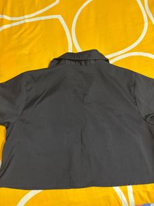 Chic Black Cropped Shirt