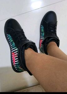 KazarMax Pretty Swan Sneakers