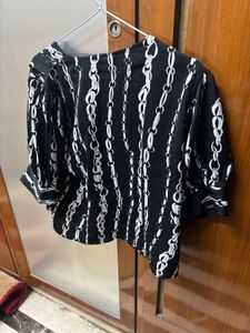 Chic Black &amp; White Chain Print Top