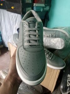 NEW NO USED SNEAKERS SHOES FOR MEN AND WOMEN.