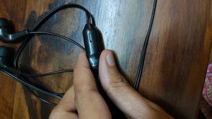 Black Wired Earphones NOT WORKING