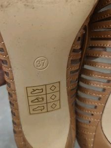 Luna Blu Elegant Tan Cut-Out Heels