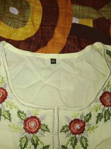 Beautiful Kurta Set With Flower Embroidered