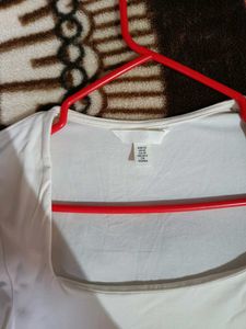 Brand new white top (never worn). Selling it 🤍