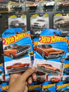 Hot Wheels 1970 Plymouth road runner/ 66 buick