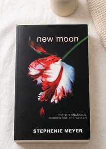 New Moon by Stephenie Meyer