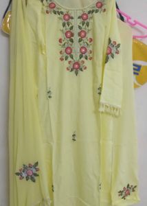 Beautiful Kurta Set With Flower Embroidered