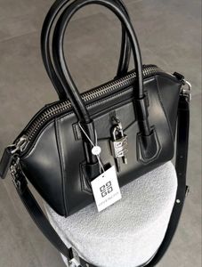 GIVENCHY**MODEL✅ANTIGONA LOCK LEADER BAG*