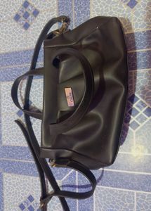 CATCHY bag good condition  hand blac