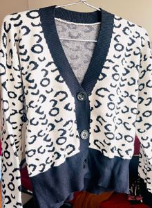 Lightweight Monochrome Leopard Top (Cropped Fit)